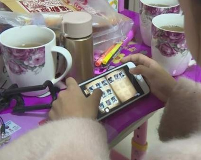 七岁女玩手机两个钟转帐1.8万元，花光父10个月人工。网上图片