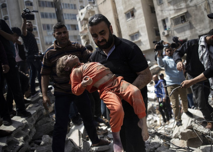 在加沙有儿童在以色列空袭中身亡。AP图
