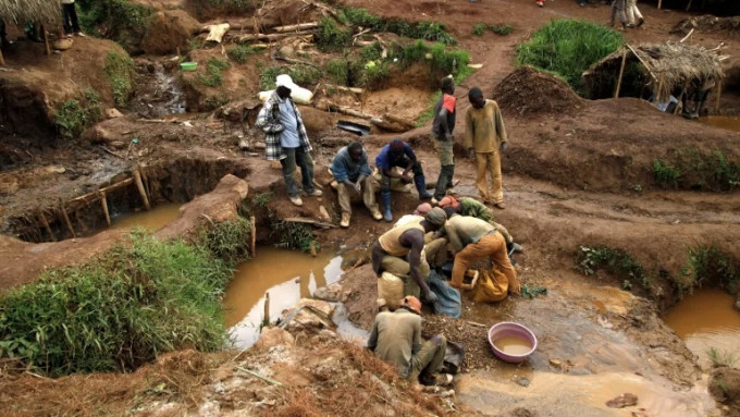 矿工们在刚果（金）南基伍省一个非法矿坑中淘金。 路透社