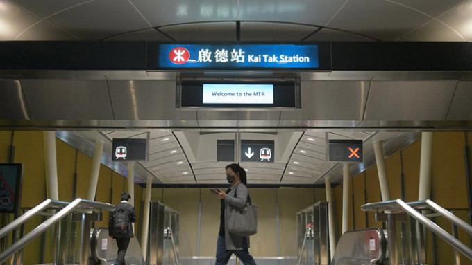 港鐵指多個車站的客務中心，亦因為人手緊絀而被迫間竭性關閉。