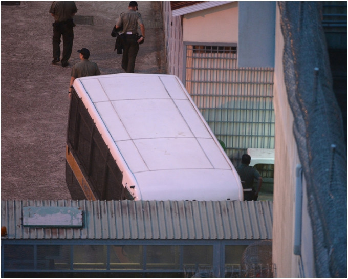 羅冠聰及周永康昨日由囚車送往荔枝角收押所。