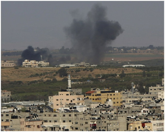 以色列军方大举对加沙地区进行空袭。AP