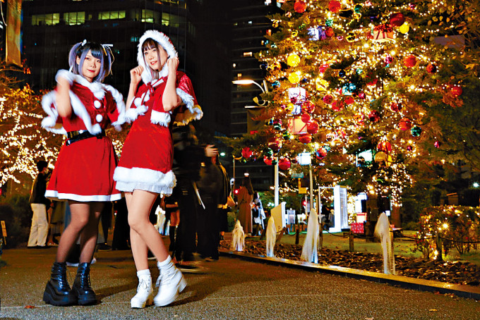 ■东京女郎装扮成圣诞老人。