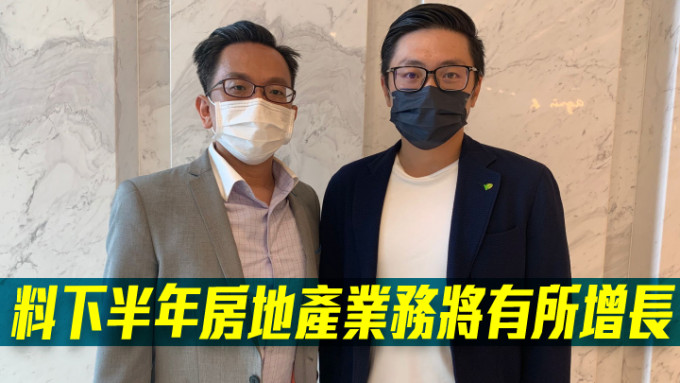 左至右：首席财务官黄浩钧、主席助理兼财会部主管何伟汗