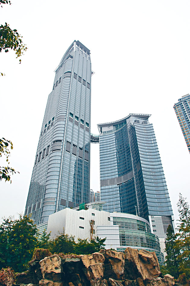 荃灣如心廣場，是荃灣的地標之一。