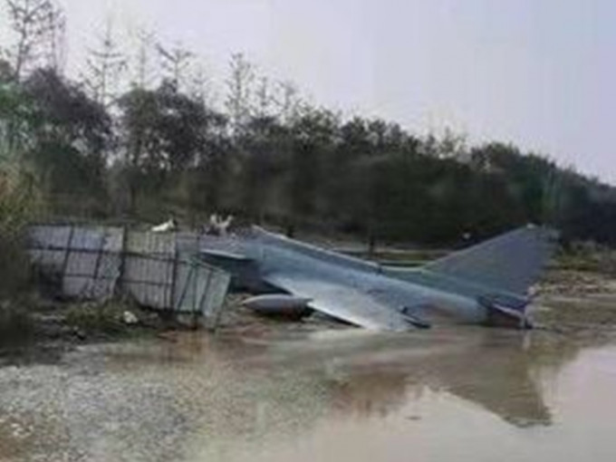 网上流传影片指一架疑似解放军空军的歼-10S战机在河南坠毁。网图