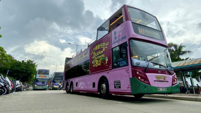 新巴「人力車觀光巴士」恢復開篷觀光巴士服務。新巴圖片