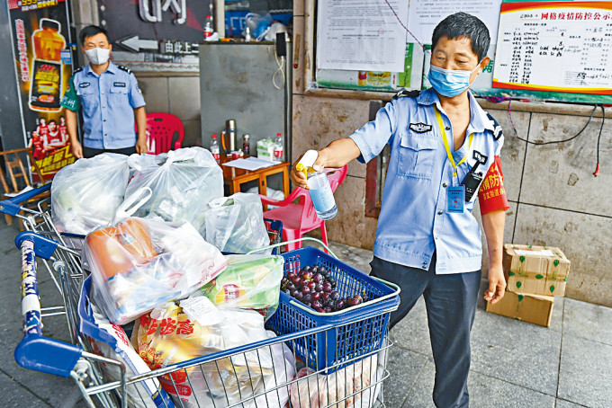 湖南张家界社区工作者进行防疫工作。