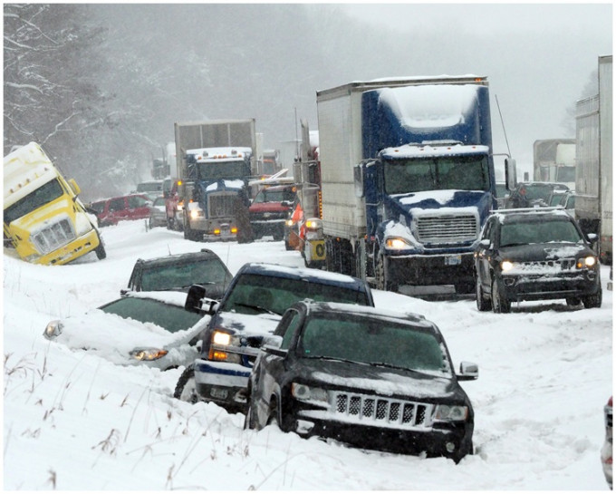 密歇根州淩晨有大雪令交通大受影响。 AP