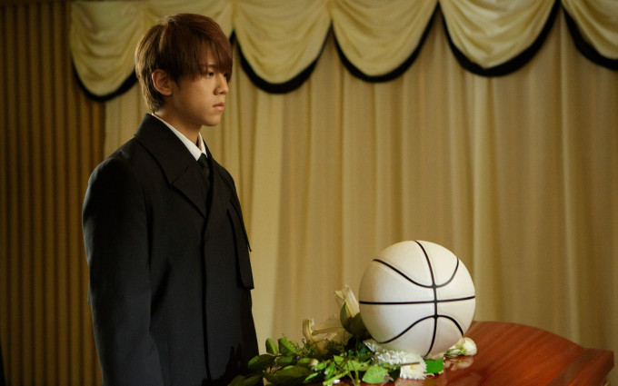 姜濤拍MV除了向亡友傾訴時感觸落淚，拍完靈堂一幕他望著個棺材都一直哭。