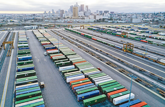 全球運轉效率不高，美國南加州長灘和洛杉磯港口近乎癱瘓狀態。