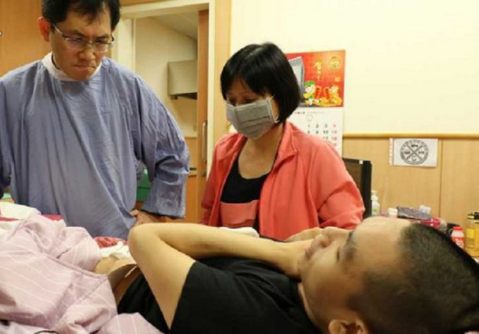台灣男子癱瘓漏糞水母親4年來隨時抹。網上圖片