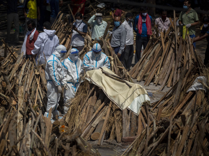 據印度官方資料，每分鐘就有1.95人因染疫而身亡。AP圖片