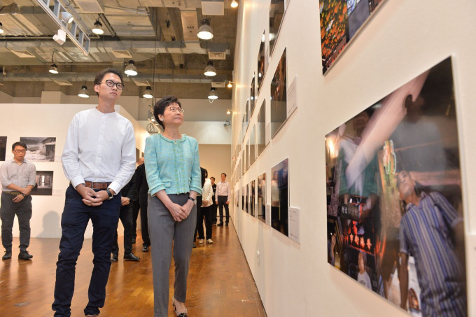 林郑月娥参观得奖作品展。