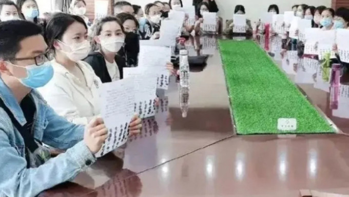河南34名教师近日到三门峡市教育局绝食抗议薪资与编制问题。(微博)