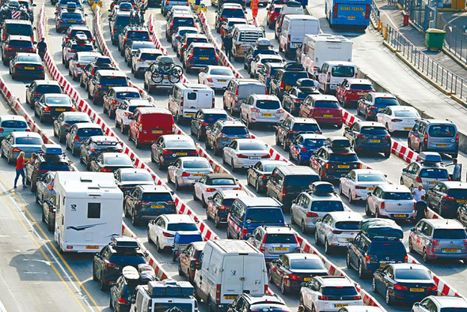 大批車輛上周六在英格蘭多佛港等候通關。
