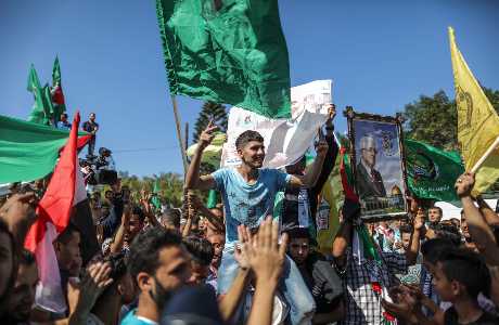 分裂局面将结束，数以千计居住在加沙的巴勒斯坦民众为此庆祝。新华社