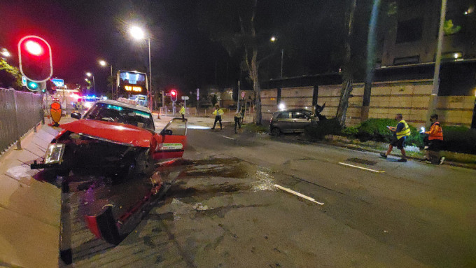 的士與私家車相撞後呈大分瓶狀態，兩車頭嚴重損毀。蔡楚輝攝