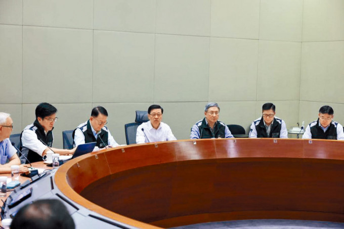 行政長官李家超召開跨部門會議，聽取各部門匯報工作及復修情況。