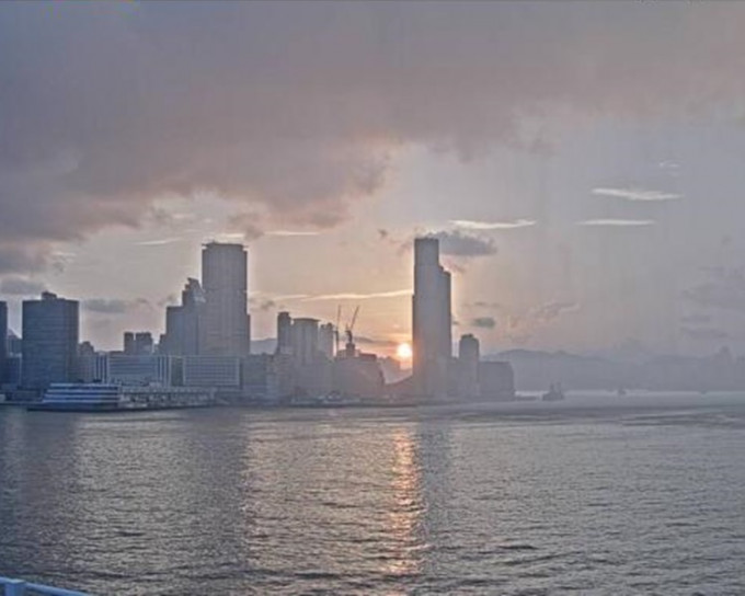 天气酷热有骤雨，最高34度。天文台图片