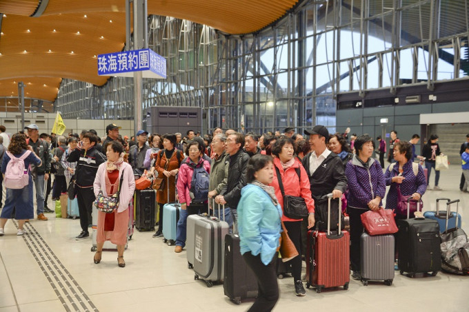 警鐘誤鳴時，口岸約有過千旅客等候出入境，全部人等候職員安排。資料圖片