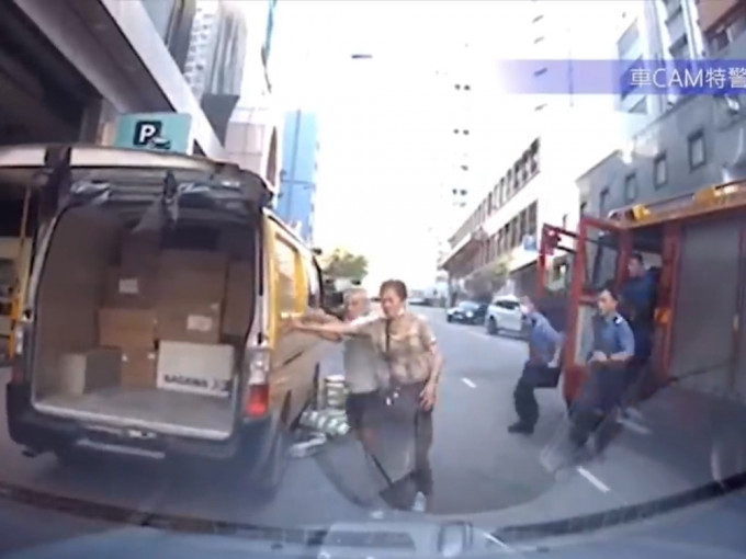 葵涌有客货车怀疑未拉手掣导致车辆溜后，惊险万分。影片截图
