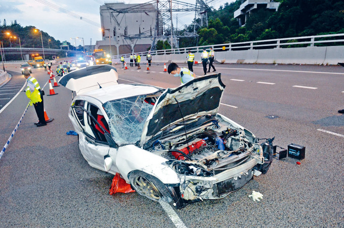 肇事跑车撞壆后抛出「寿星仔」司机，车头严重损毁。　