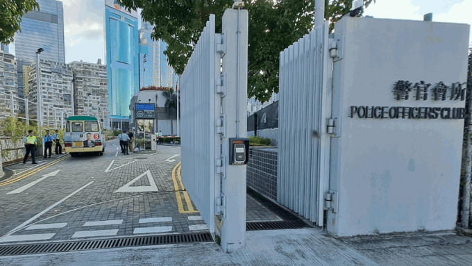 铜锣湾小巴疑「兜错路」，驶入警官会所误撞大闸栏杆。