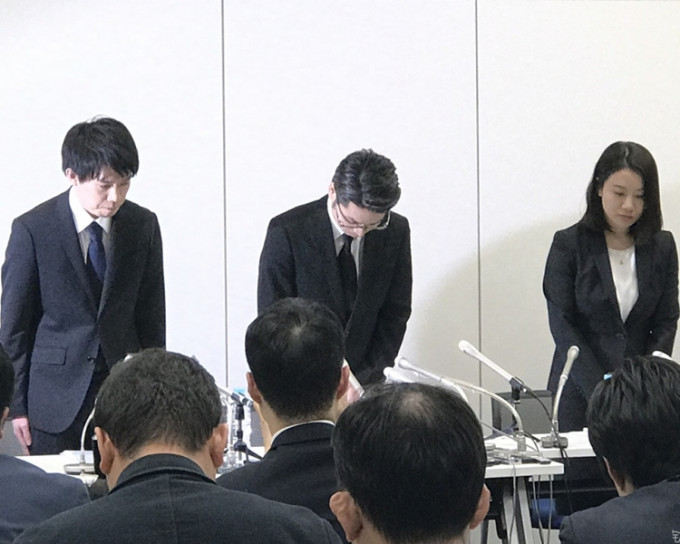 Coincheck社長和田晃一良（左）在記者會上向客戶致歉。網圖