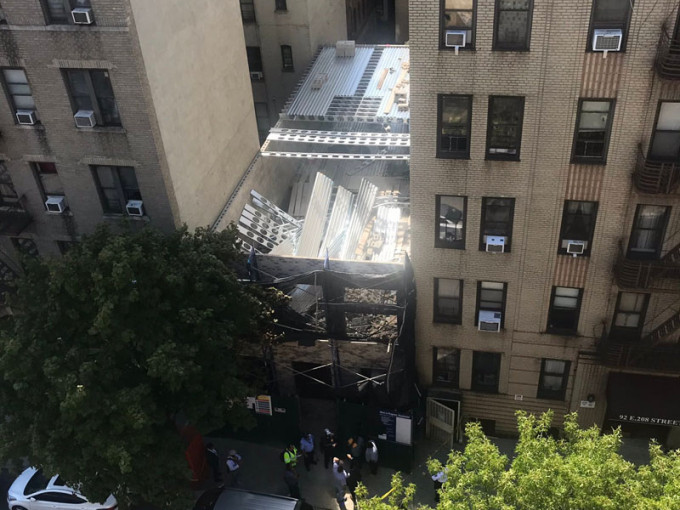 纽约楼宇施工金属架倒塌1死5伤。（网图）