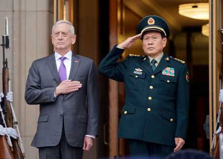 （左起）美國國防部長馬提斯與中國國防部長魏鳳和。AP