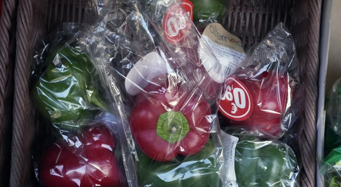 法國正式禁止使塑膠物料包裝蔬果。AP圖片