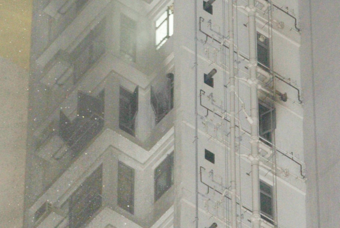 悦晴楼27楼一单位突然起火。黄文威摄