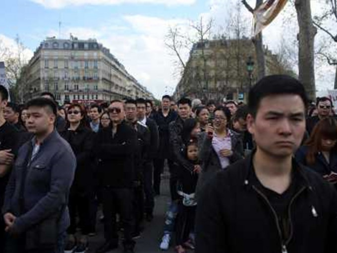 6千名群众星期日响应号召在市中心共和国广场参加示威集会。AP