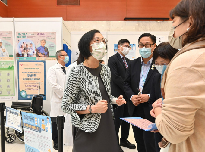 陈肇始到访东区医院的新冠疫苗接种站。政府新闻处图片