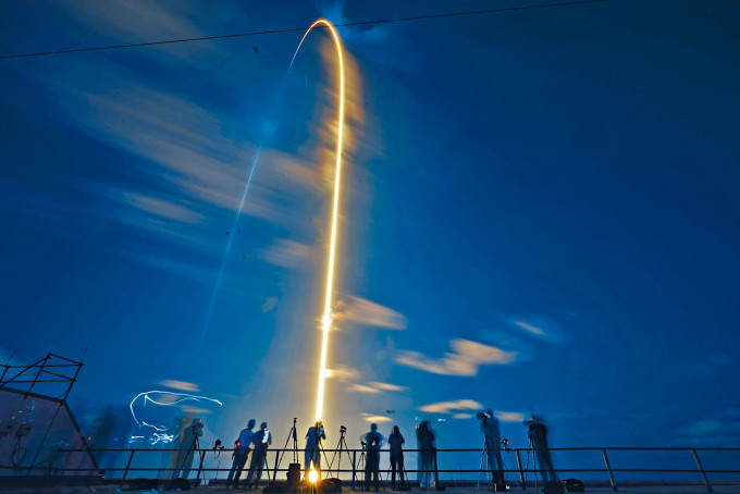 載着四名太空旅客的「獵鷹9號」火箭，周三晚從甘迺迪太空中心升空。