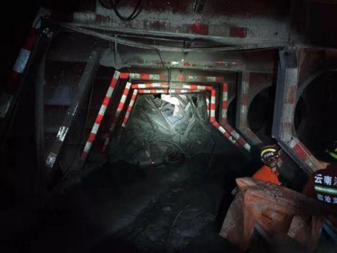 雲南臨滄在建隧道突泥湧水事故，已致4人死亡，仍有8人被困。(網圖)