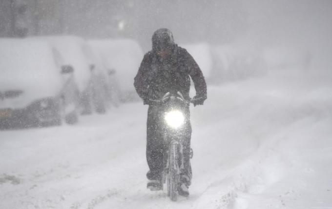 美国东岸多个州份周四继续受到被称为「炸弹气旋」的暴风雪吹袭。