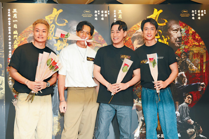 趁着「520」这日子，（左起）胡子彤、张文杰、林峯及刘俊谦准备了玫瑰送给影迷。