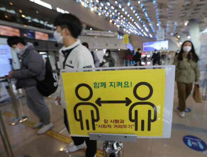 首尔国际机内呼吁旅客保持社交距离。AP