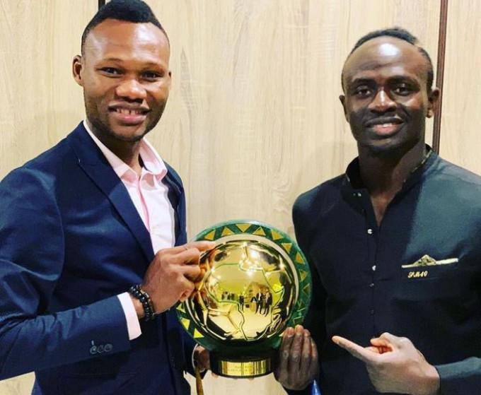 沙迪奥文尼（右）获颁非洲足球先生奖，更与好兄弟迪斯亚施比合照分享荣誉。Twitter图片