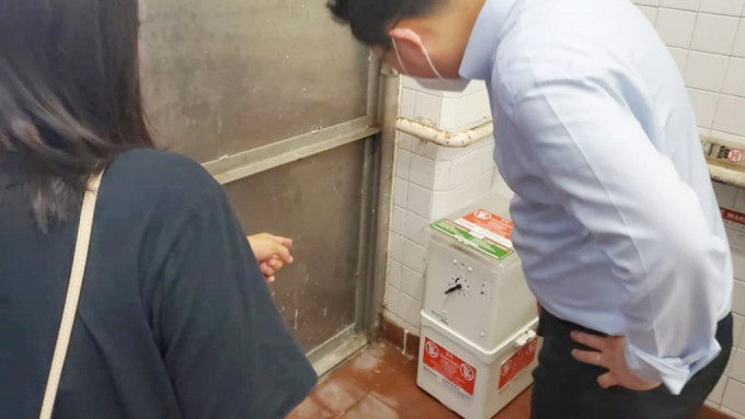 九龙城区议会主动出击引入新型捕鼠器，希望可改善鼠患问题。杨永杰FB图片