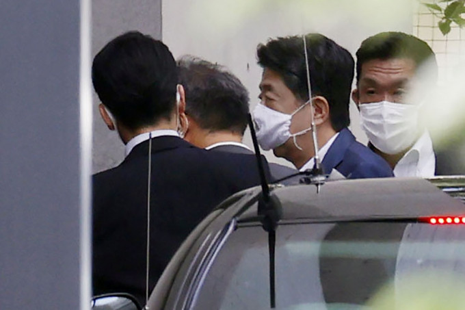 日本首相安倍晉三早上抵達慶應大學醫院，是繼上星期一之後，再度前往慶應大學醫院。AP圖片