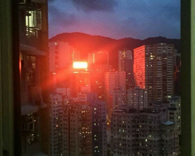葵涌梨木道一座工厦广告牌发出强烈红光。林绍辉提供