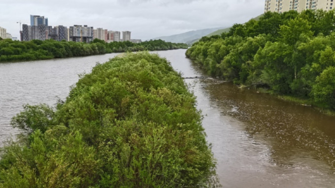 乌兰巴托市持续降雨令河道水位上涨。网图
