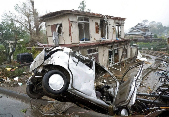 千叶县市原市突然刮起强阵风，导致数栋民宅受损。AP