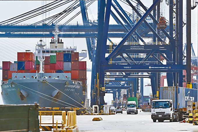 本港5月份出口数字胜预期，进口则逊预期。
