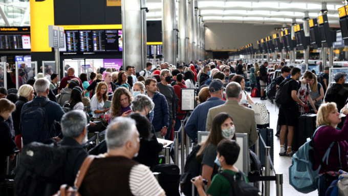 希思路機場料會於10月29日起撤銷每日離境10萬人的上限。REUTERS