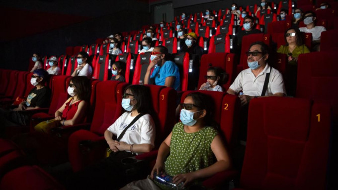 中国2021年的电影总票房已恢复至疫情前的74%。