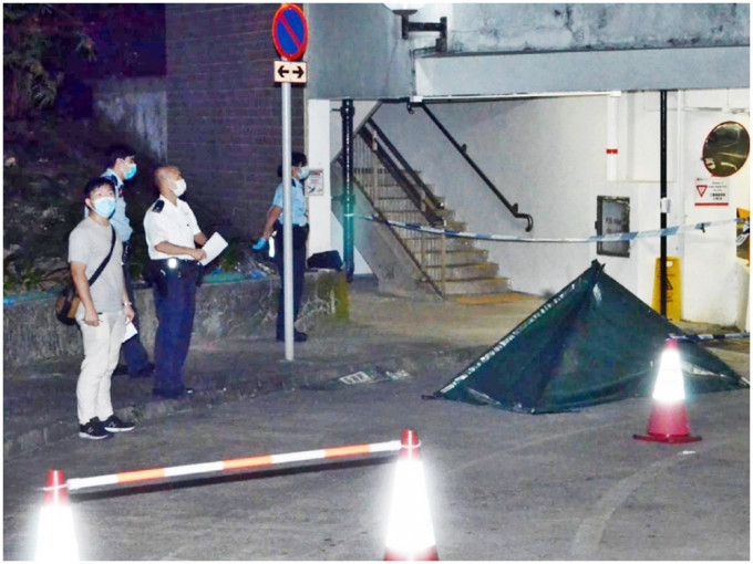 警方到場用帳篷覆蓋死者遺體。尹敬堂攝